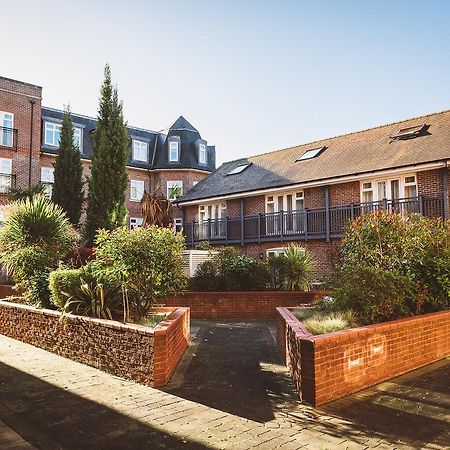 Charming Two Bedroom Apartment With Free Private Parking Leatherhead Exterior photo