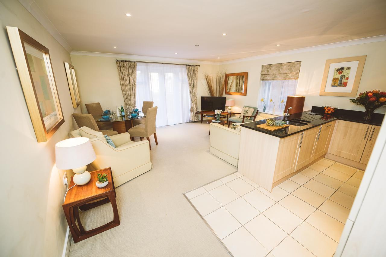 Charming Two Bedroom Apartment With Free Private Parking Leatherhead Exterior photo