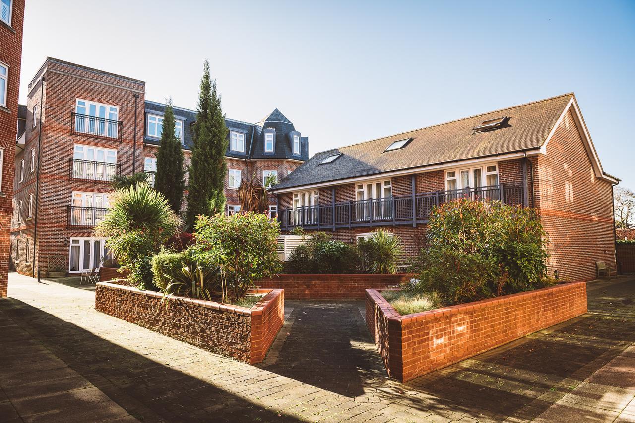 Charming Two Bedroom Apartment With Free Private Parking Leatherhead Exterior photo