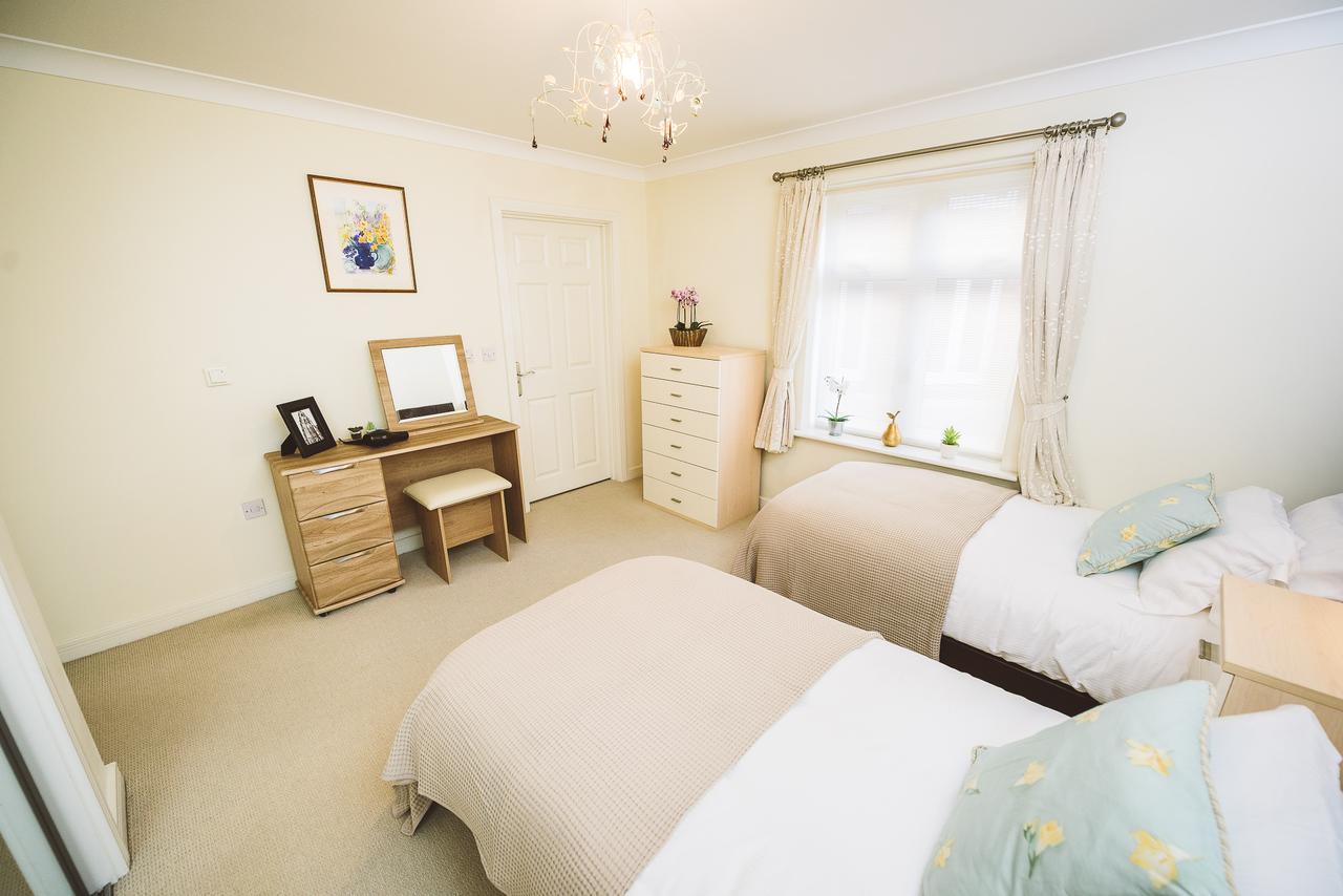Charming Two Bedroom Apartment With Free Private Parking Leatherhead Exterior photo