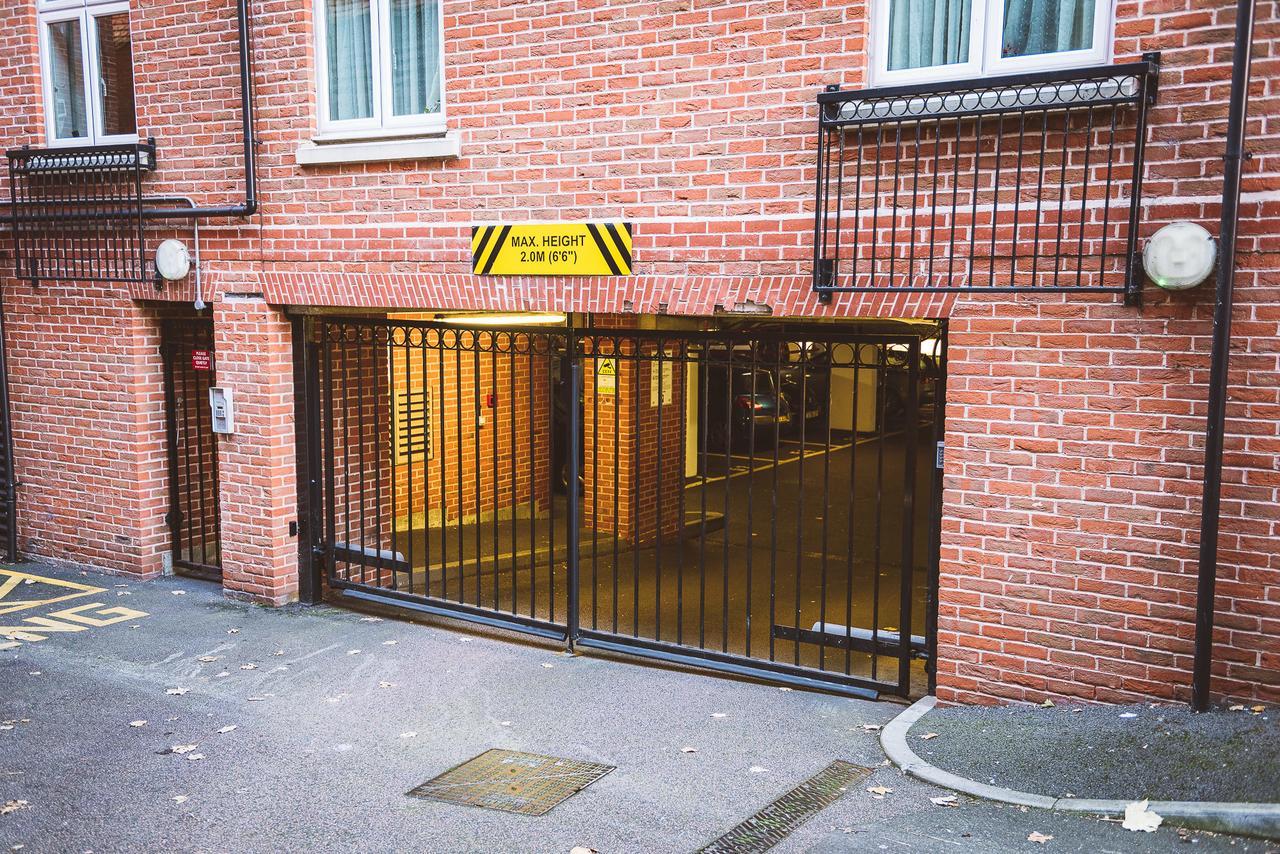 Charming Two Bedroom Apartment With Free Private Parking Leatherhead Exterior photo