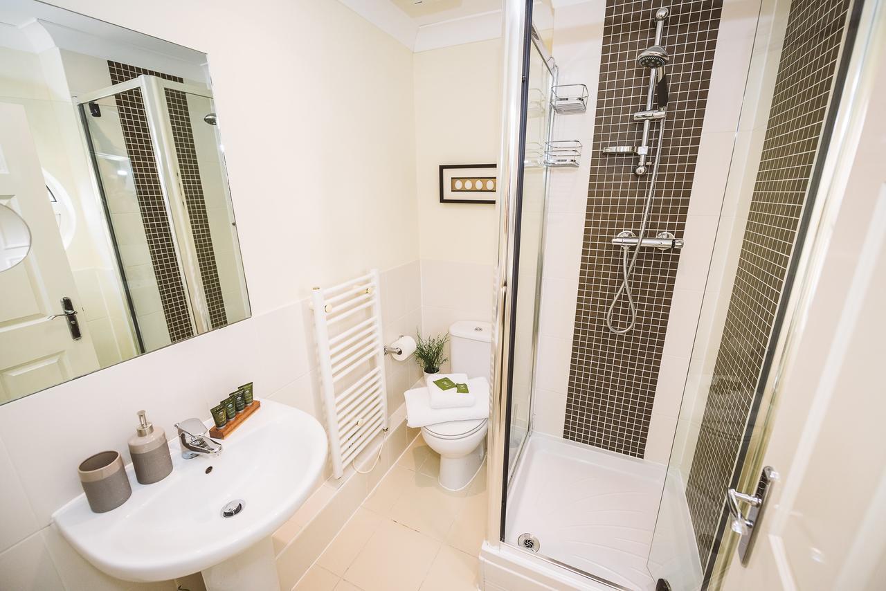 Charming Two Bedroom Apartment With Free Private Parking Leatherhead Exterior photo