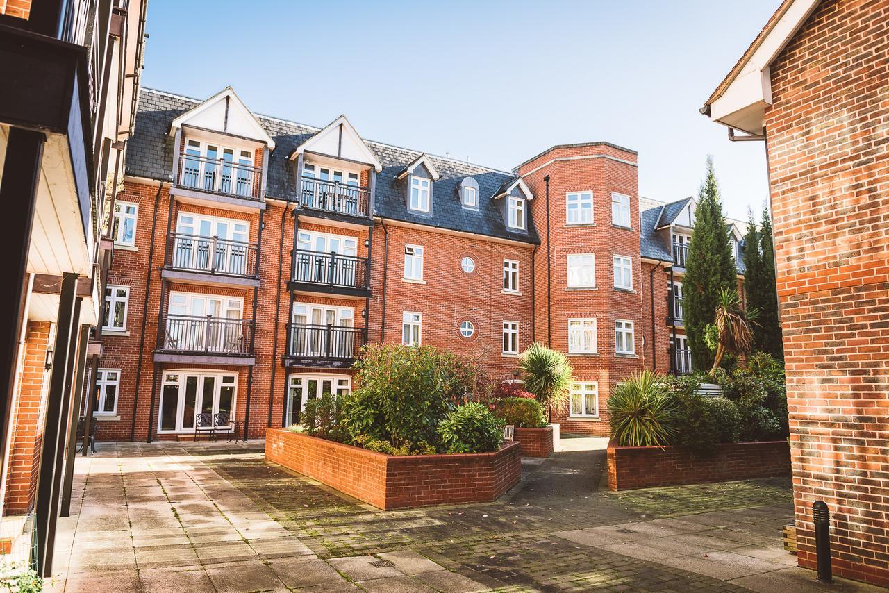 Charming Two Bedroom Apartment With Free Private Parking Leatherhead Exterior photo