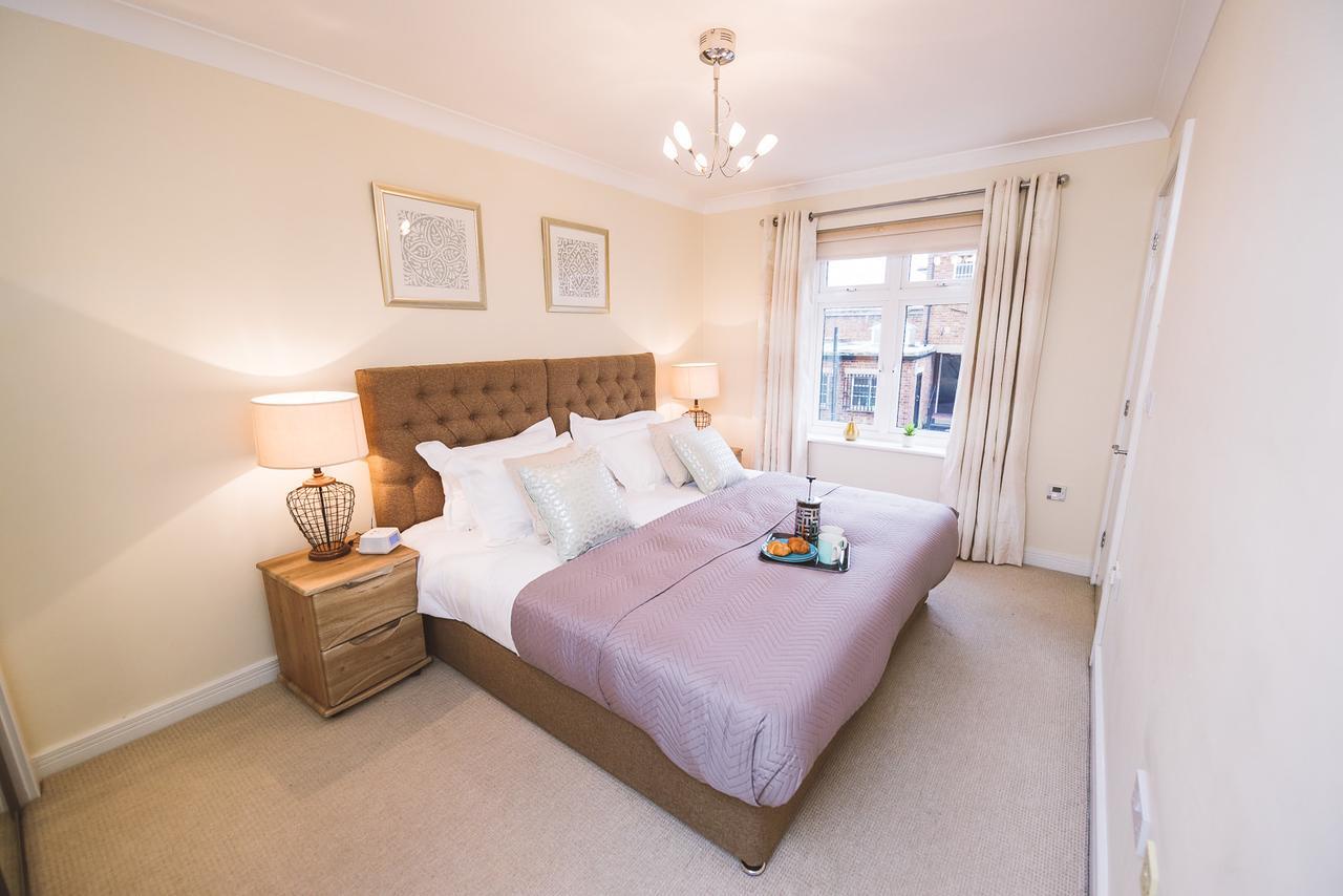 Charming Two Bedroom Apartment With Free Private Parking Leatherhead Exterior photo