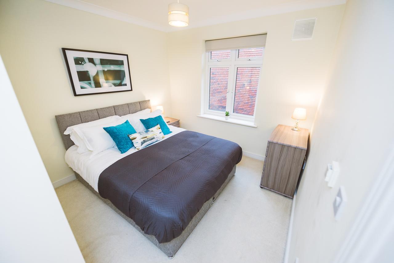 Charming Two Bedroom Apartment With Free Private Parking Leatherhead Exterior photo