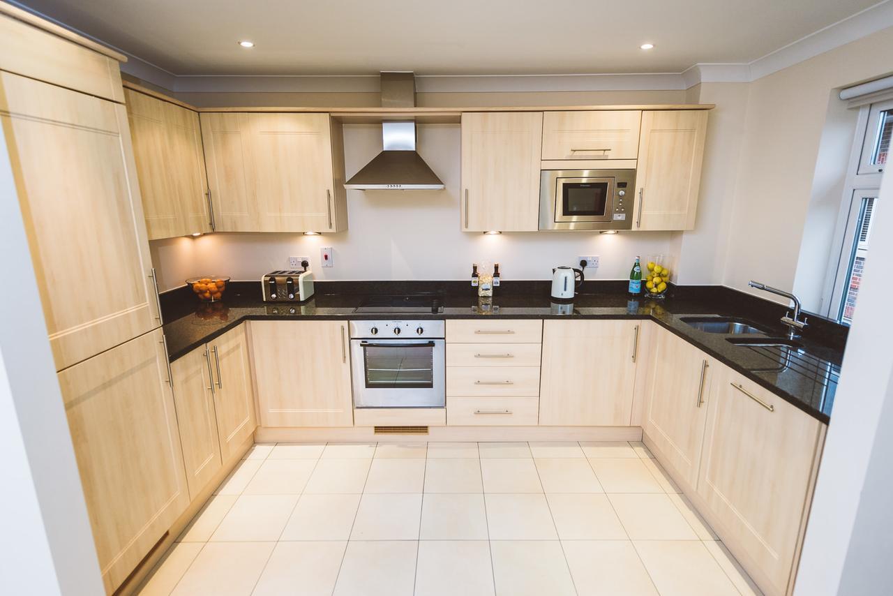Charming Two Bedroom Apartment With Free Private Parking Leatherhead Exterior photo