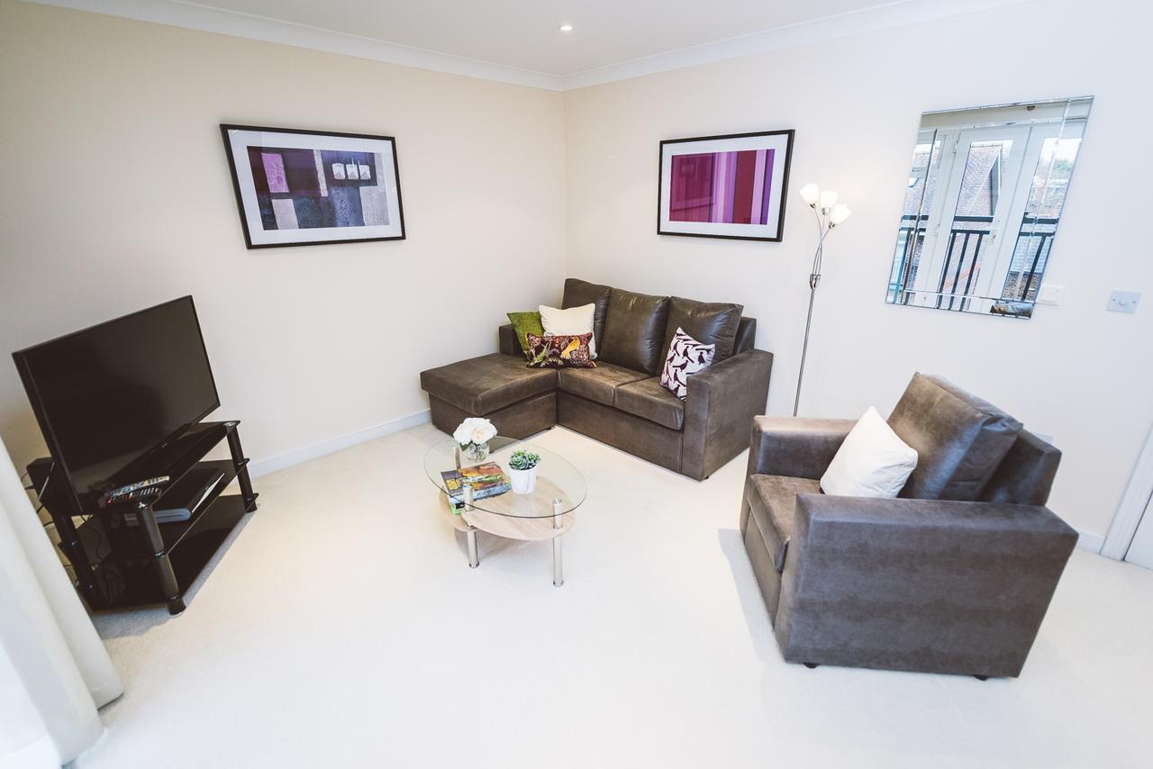 Charming Two Bedroom Apartment With Free Private Parking Leatherhead Exterior photo