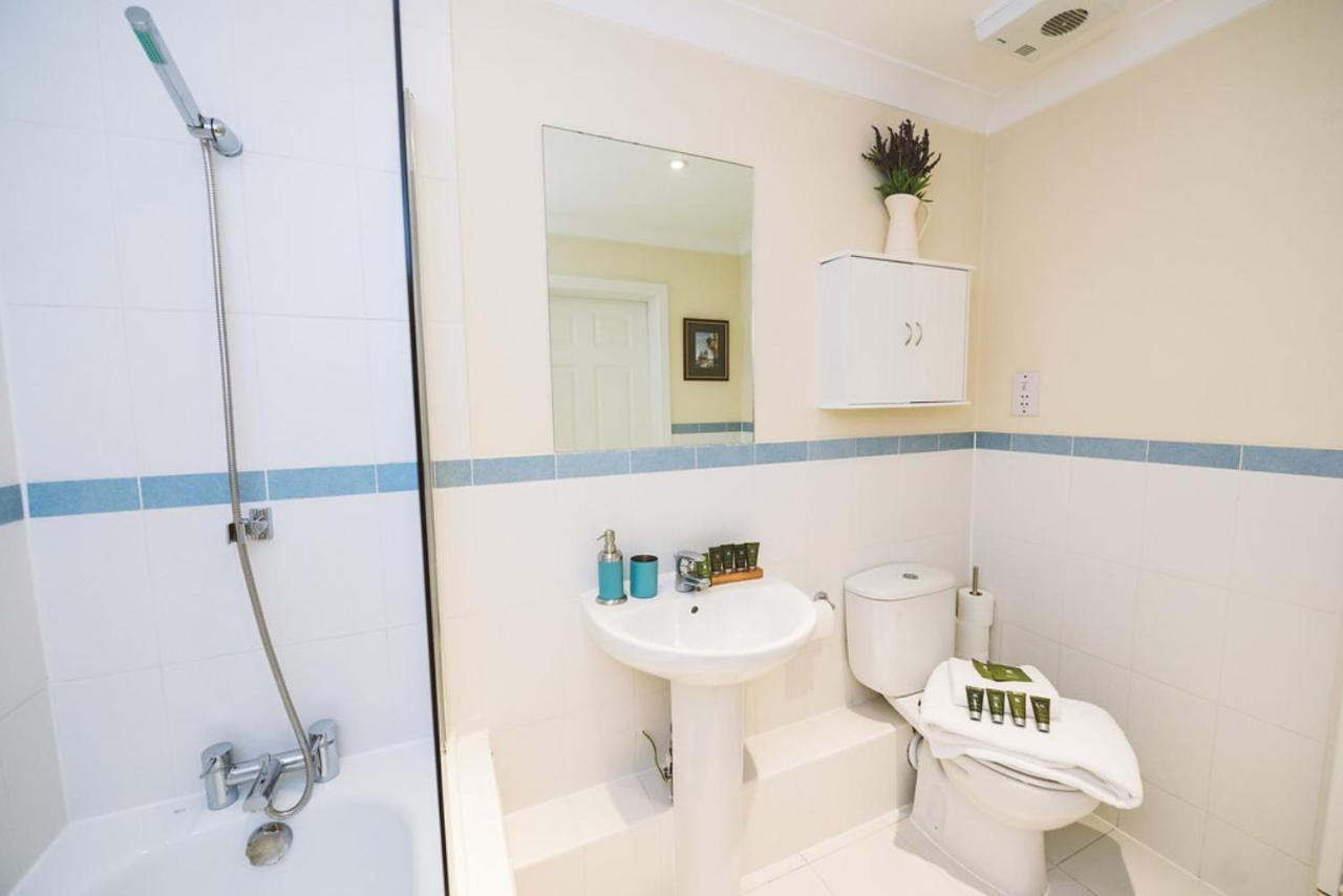 Charming Two Bedroom Apartment With Free Private Parking Leatherhead Exterior photo